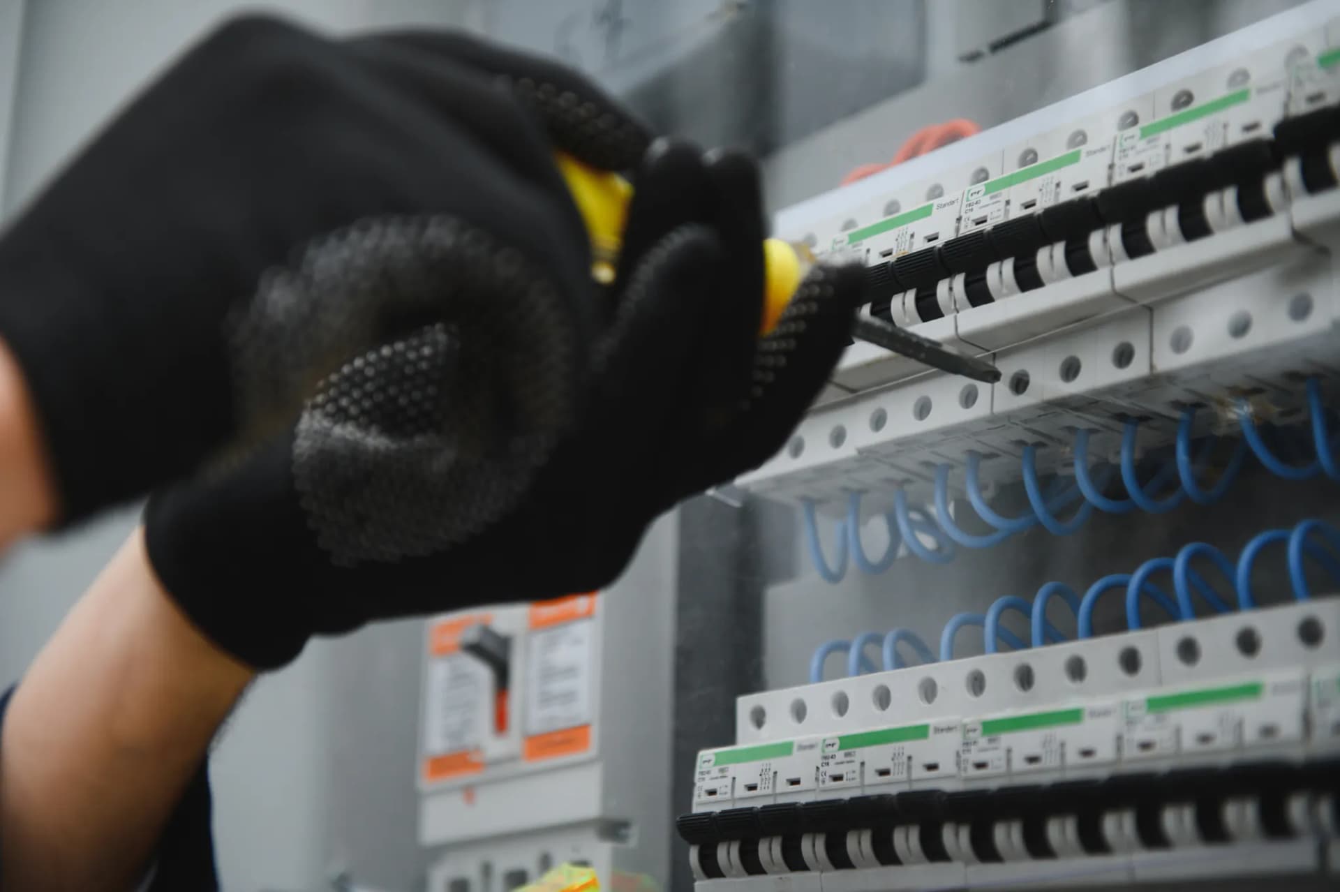 Électricien professionnel au travail