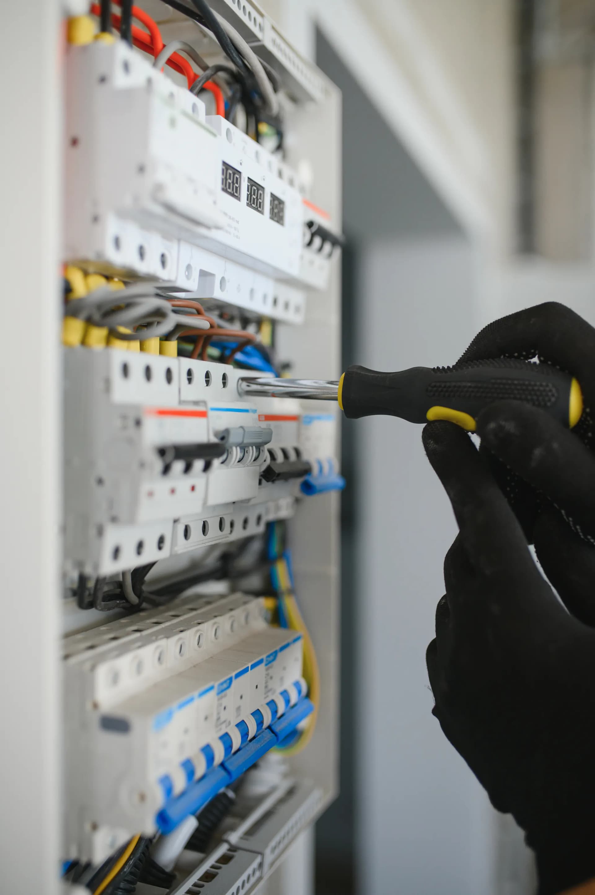 Électricien professionnel au travail